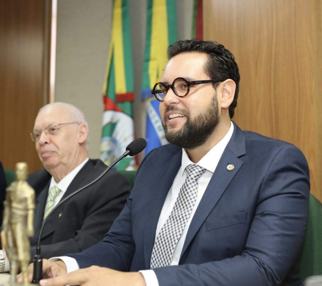 Secretário de Desenvolvimento Econômico do RS, Ruy Irigaray, é homenageado pelos resultados na economia do estado