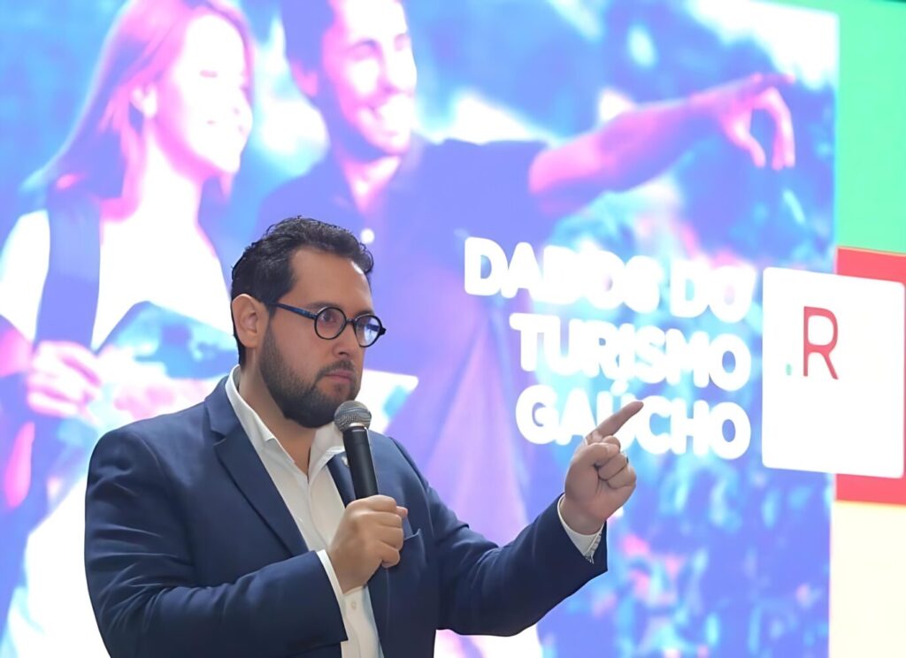 Secretário de Turismo do RS, Ruy Irigaray, é aplaudido de pé em evento do setor de turismo