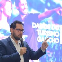 Secretário de Turismo do RS, Ruy Irigaray, é aplaudido de pé em evento do setor de turismo